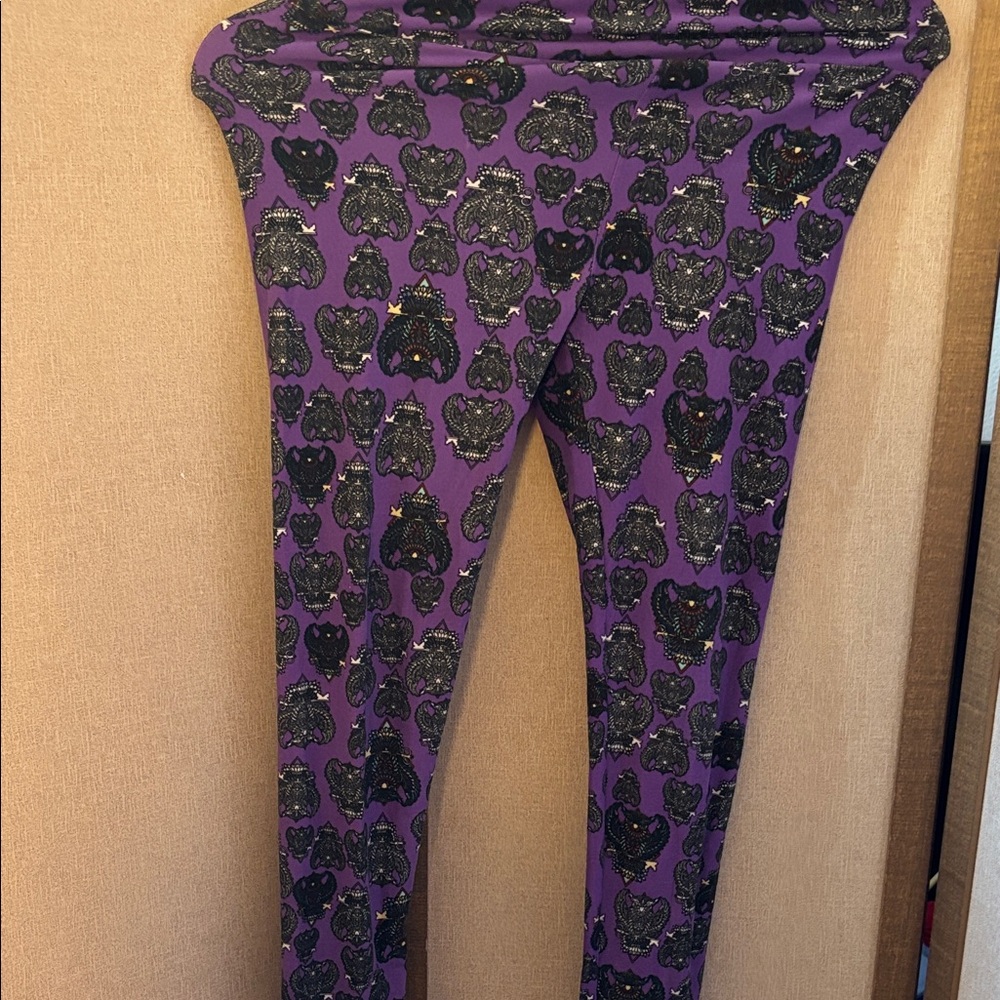 FINAL MARKDOWN Lularoe Leggings with Black Pattern on Purple OSFM